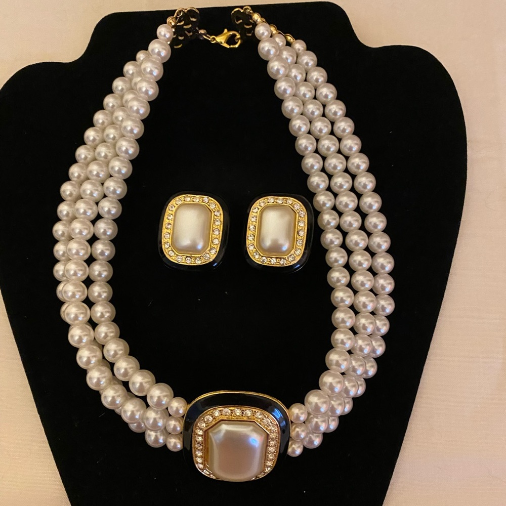 Pearl and Gold choker necklace and clip on earrings